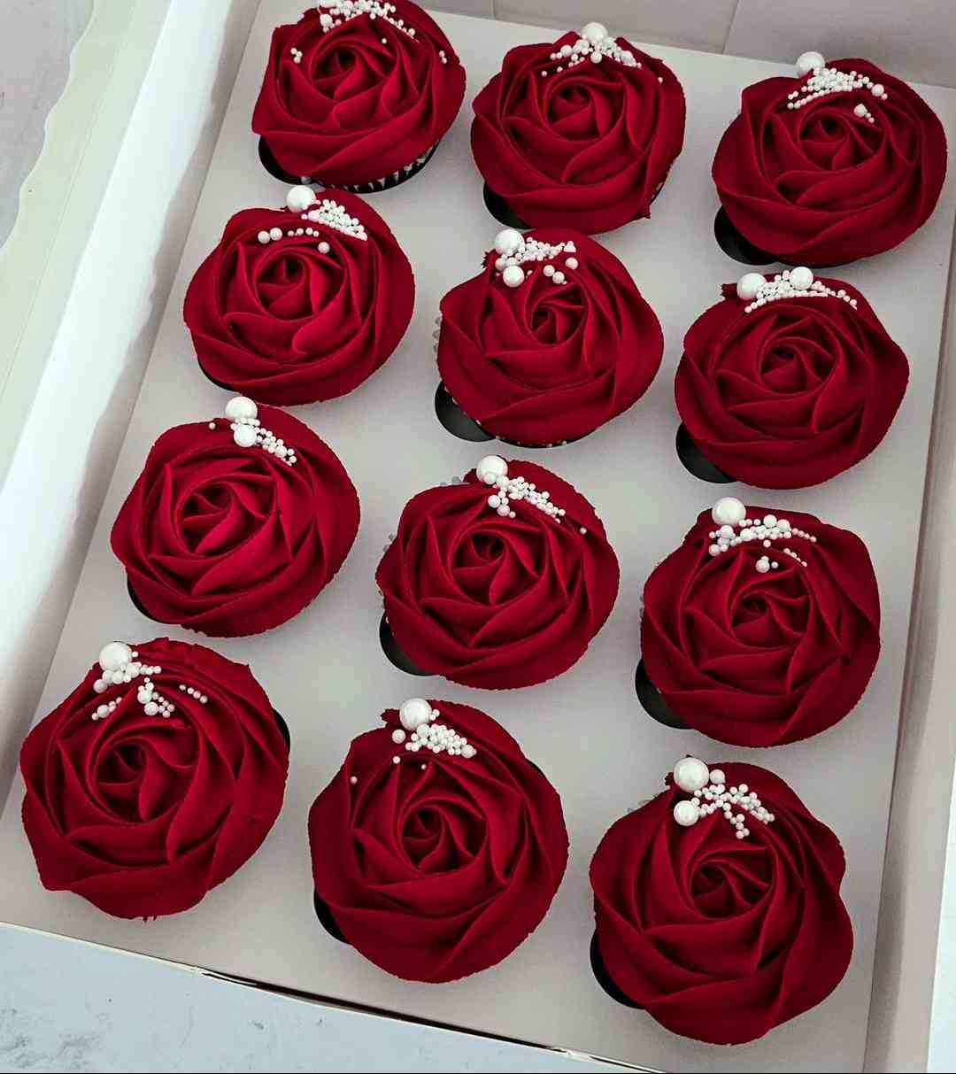 RED  ICED THEMED CUPCAKES THERAPY 34