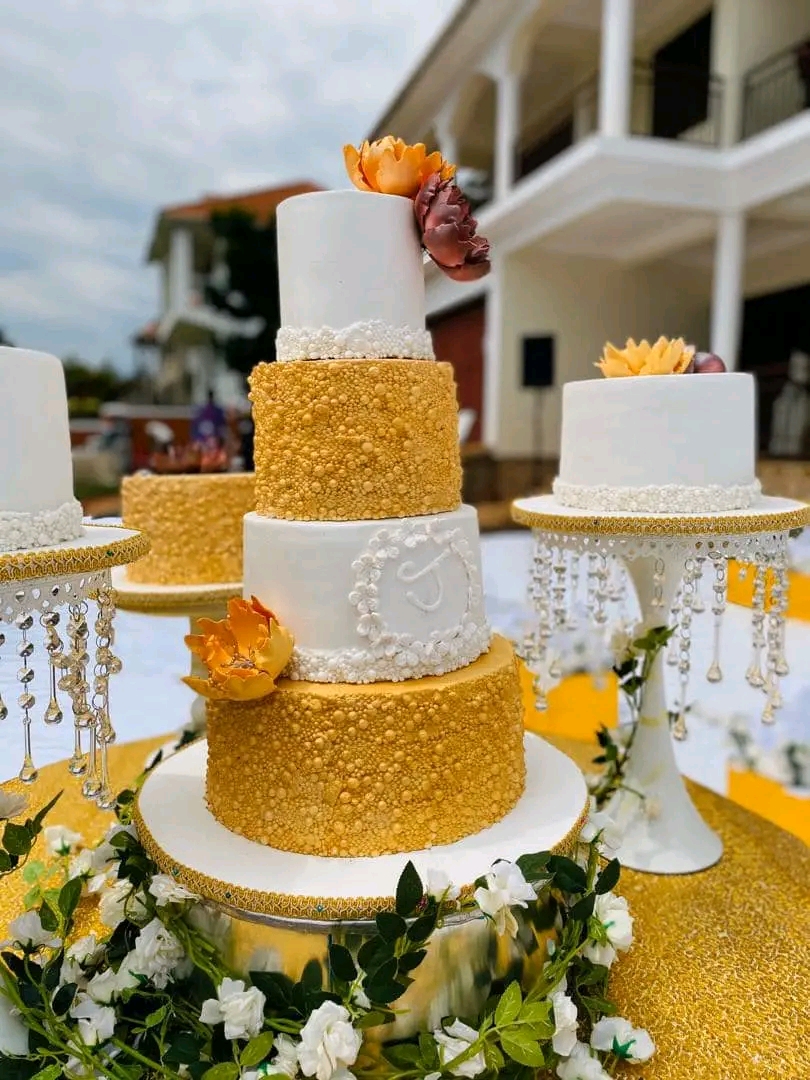 WHITE AND GOLD WEDDING CAKE 