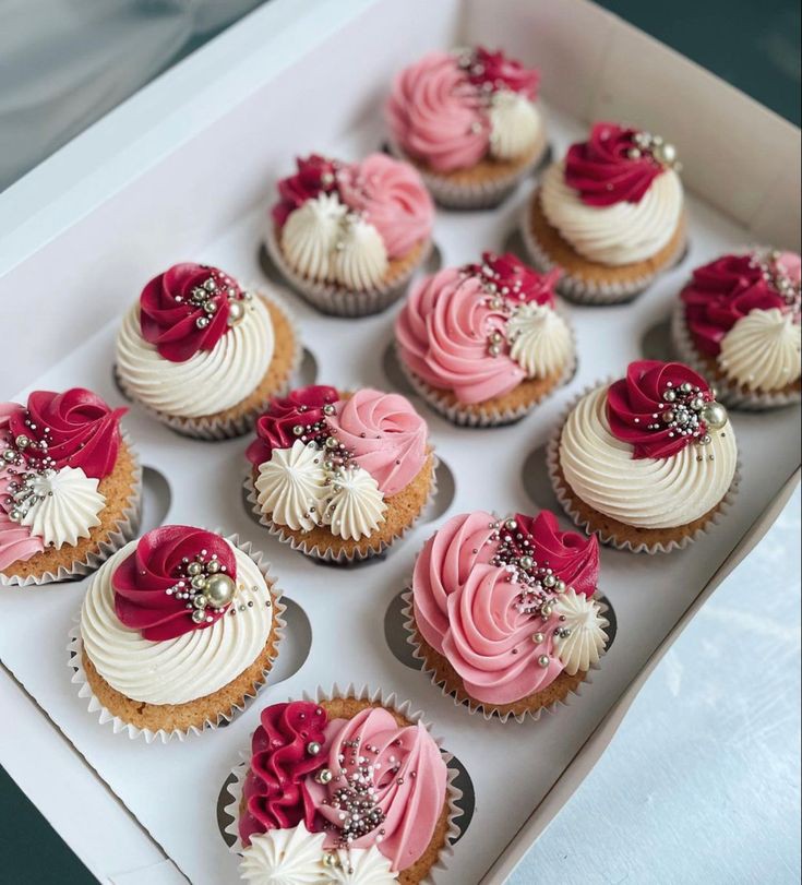 BEAUTIFULLY DESIGNED CUPCAKES 