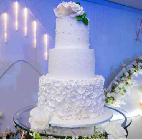SNOW WHITE CENTER PIECE WEDDING CAKE 