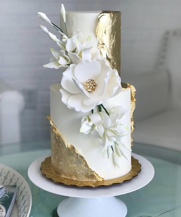SIMPLE GOLD AND WHITE WEDDING CAKE 
