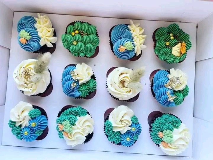 GREEN,BLUE AND CREAM CUPCAKES 