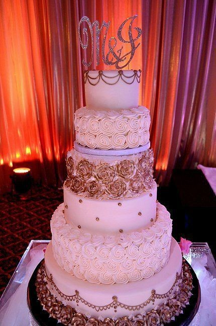 M AND J WEDDING CAKE 