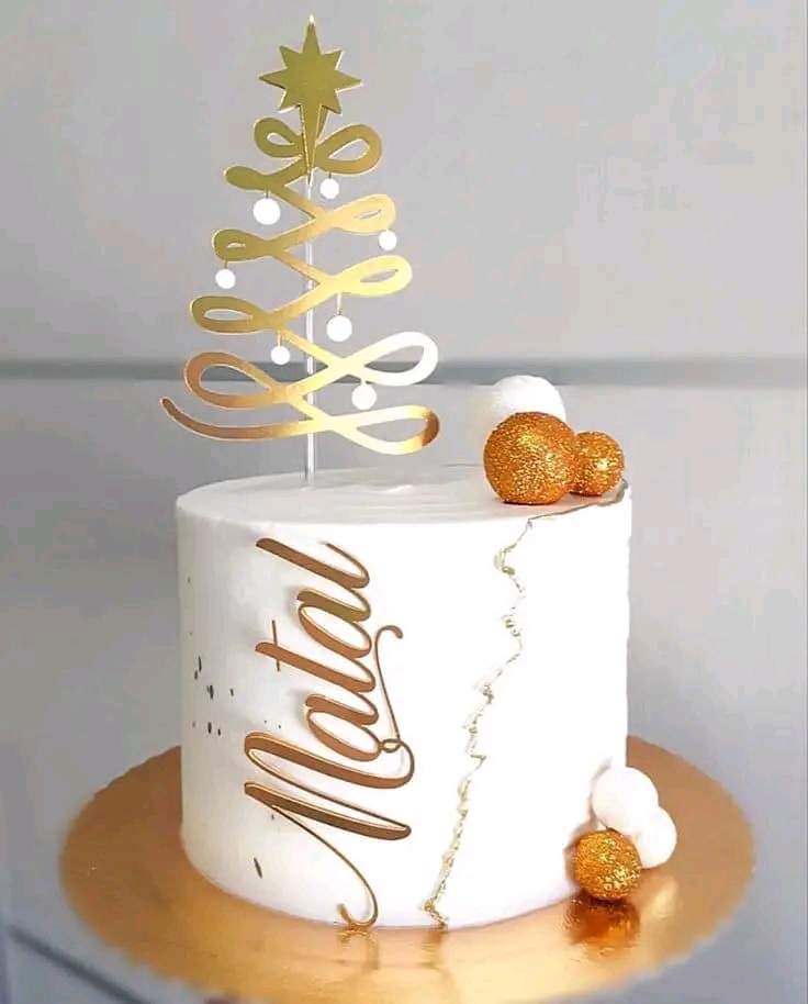 ROYAL CHRISTMAS TREE CAKE