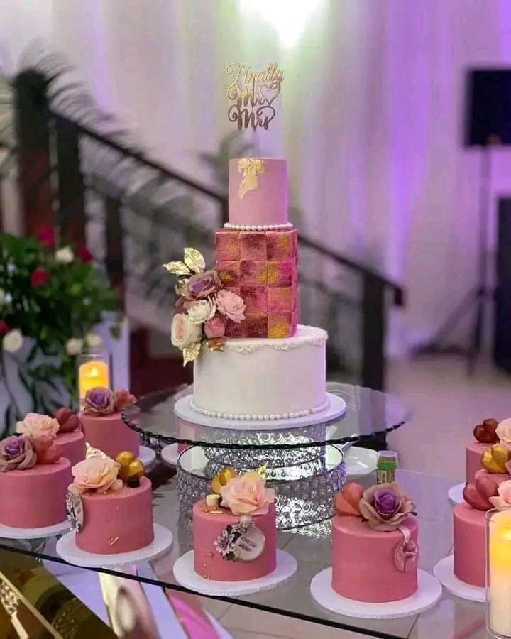 MAROON BLENDED WEDDING CAKE 