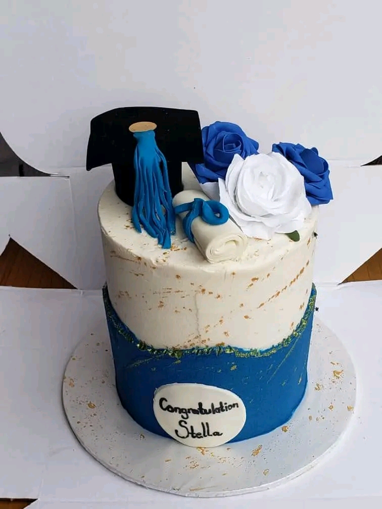 ROYAL BLUE AND WHITE BLENDED GRADUATION CAKE 