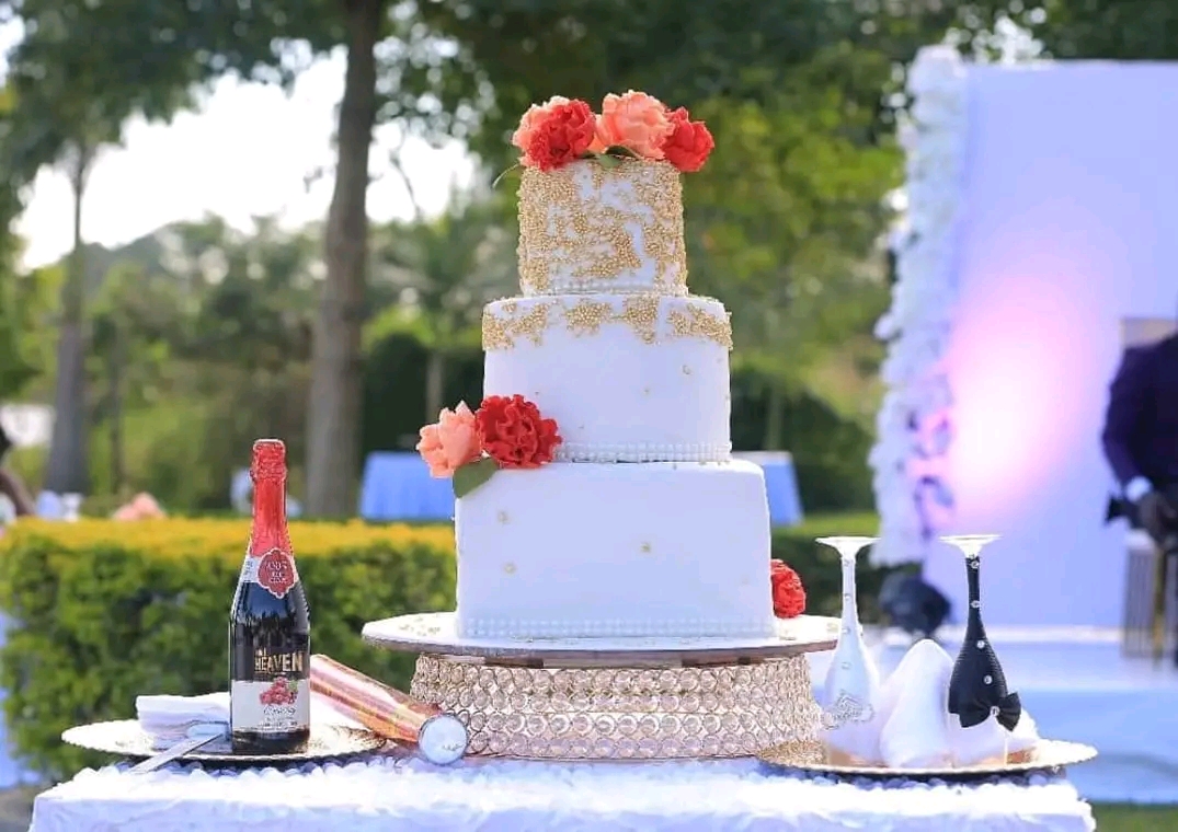 GOLD SPRINKLED WEDDING CAKE 