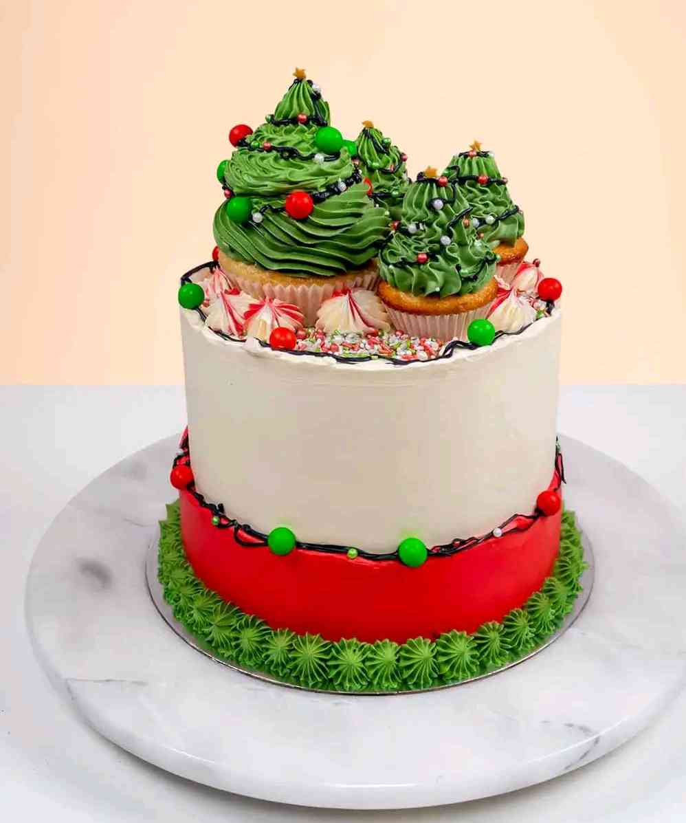 CHRISTMAS CAKE WITH CUPCAKES 