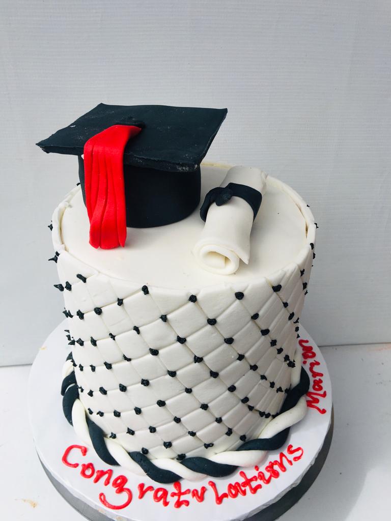 BLACK&WHITE GRADUATION CAKE 