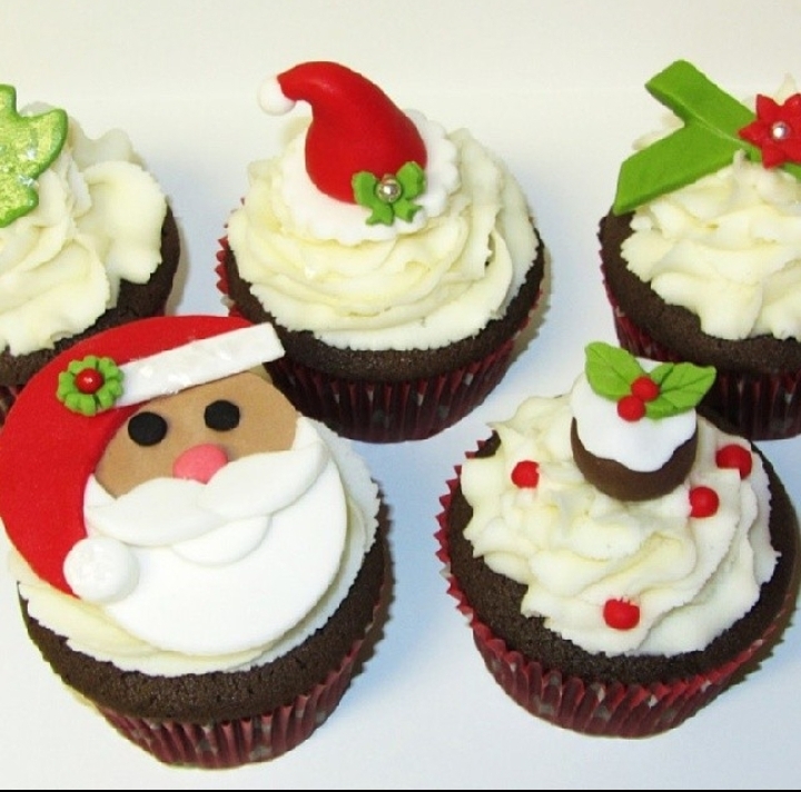 SANTA CHOCOLATE CUPCAKES 