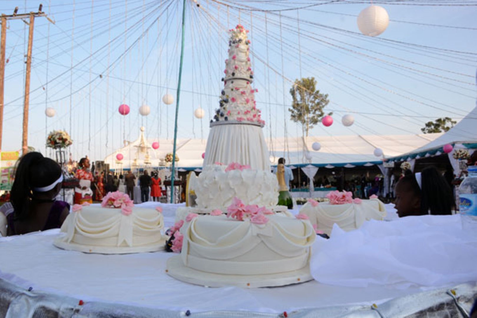 MEGA WEDDING CAKES 