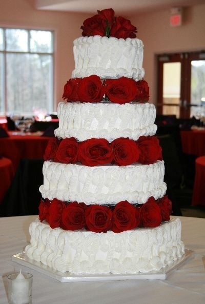 RED ROSE AND WHITE CREAMY WEDDING CAKE 