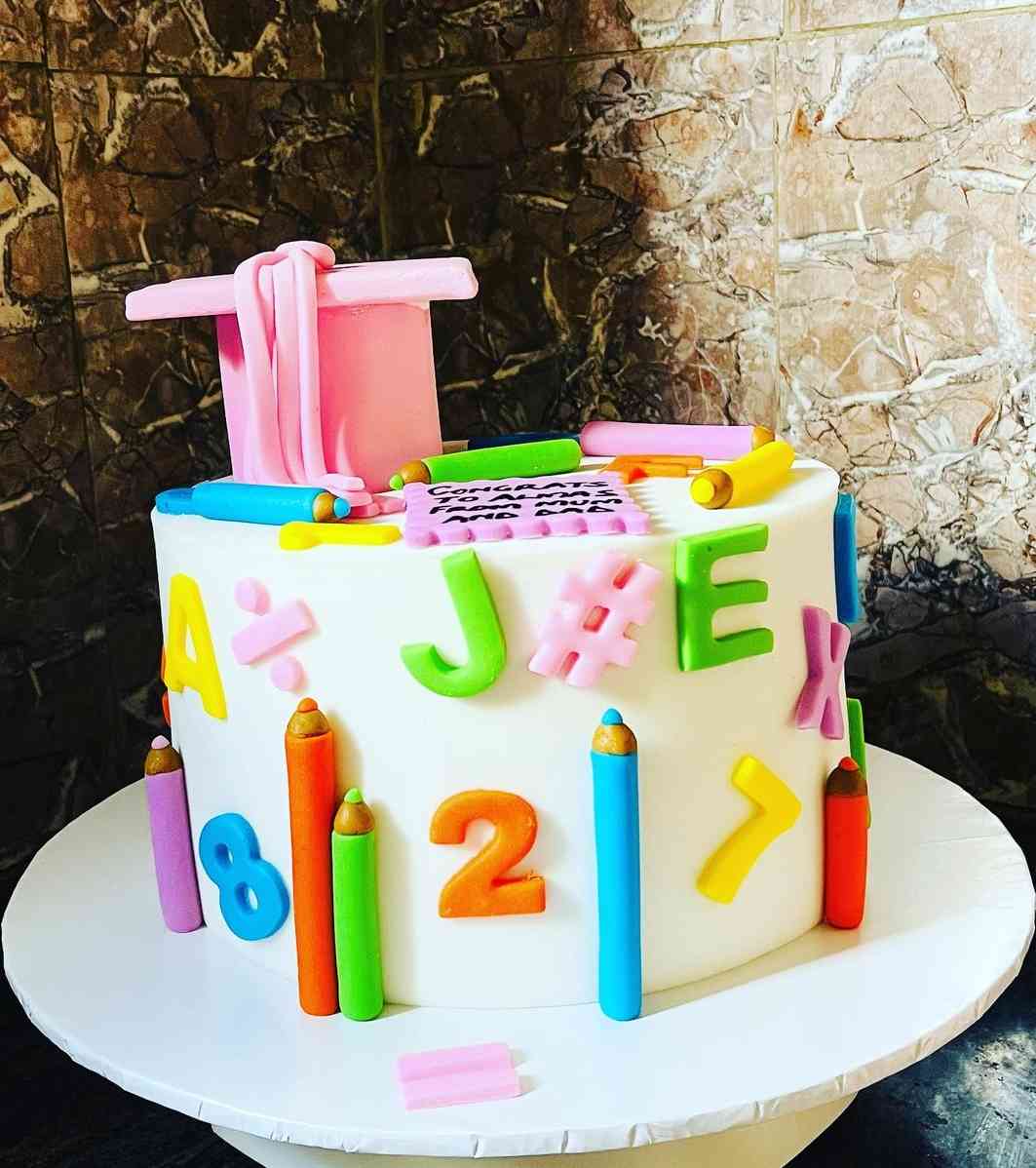 TOP GRADUATION CAKE 102