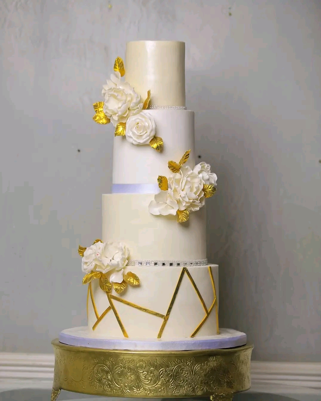 OFF-WHITE AND GOLDEN CAKE 