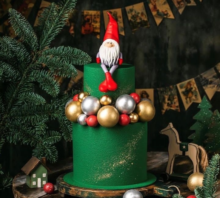 BEAUTIFUL TIER CHRISTMAS CAKE