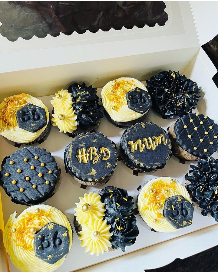 BLACK AND GOLD CUPCAKES 