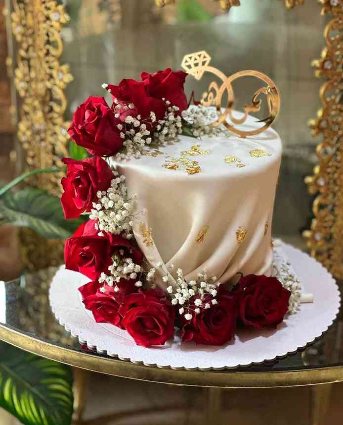 ROSES OF CAKE LOVE