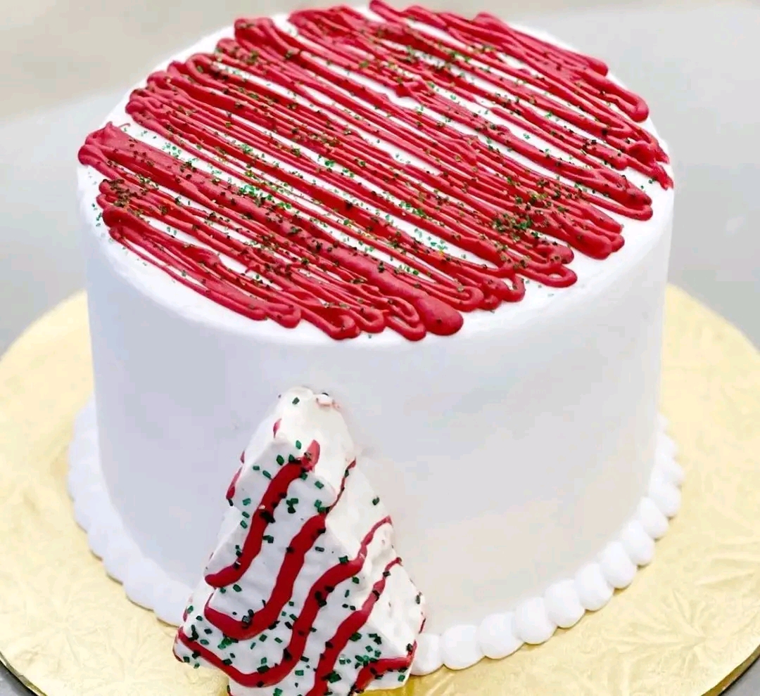 WHITE AND RED ROYAL XMAS CAKE 