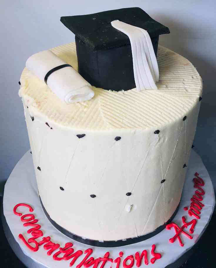 GRADUATION CAKE IN CREAM .JH