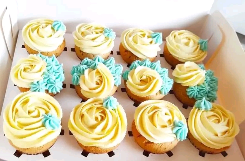 BLUE CREAMY CUPCAKES 