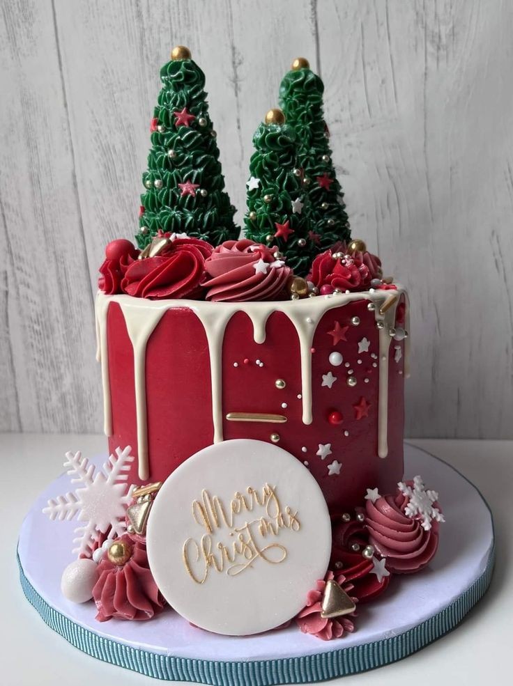 WHITE DRIPPING CHRISTMAS CAKE 