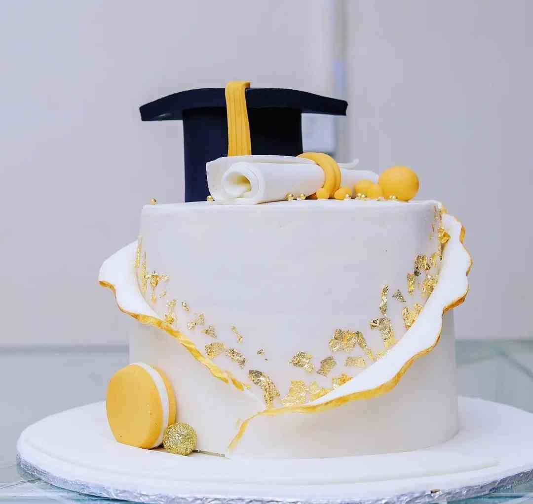 PRETTY GRADUATION CAKE 2