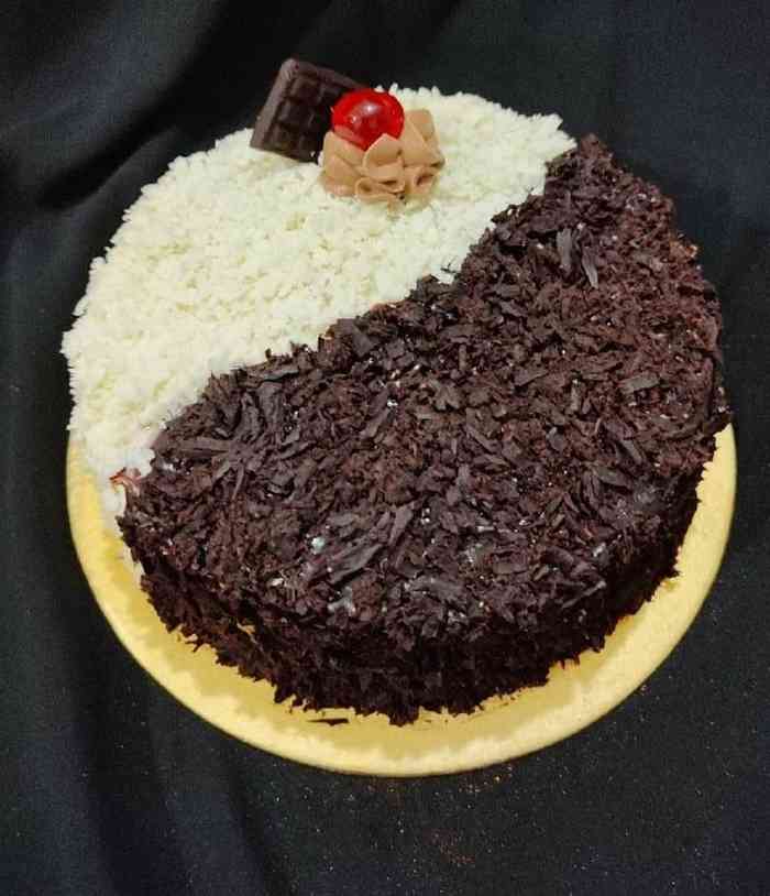 CHOCOLATE SHAVINGS BLACK FOREST CAKE