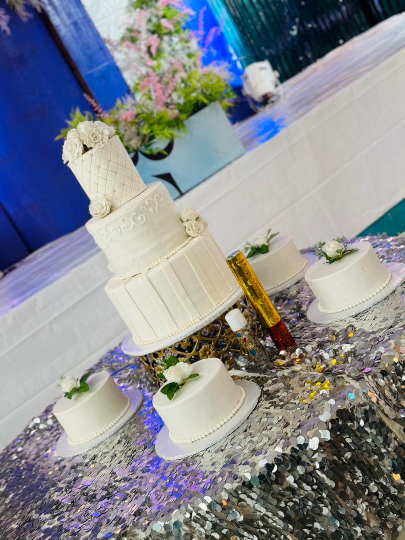WEDDING CAKE ALL IN WHITE 