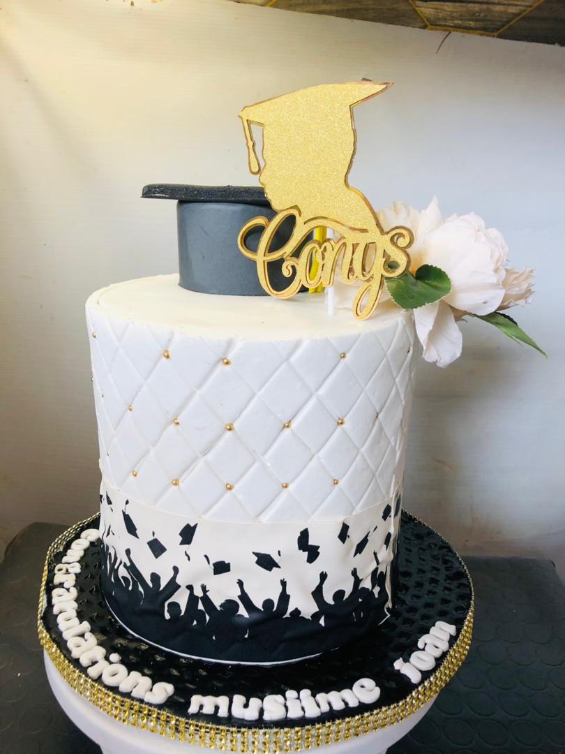 GRADUATION CAKE IN FONDANT ICING 