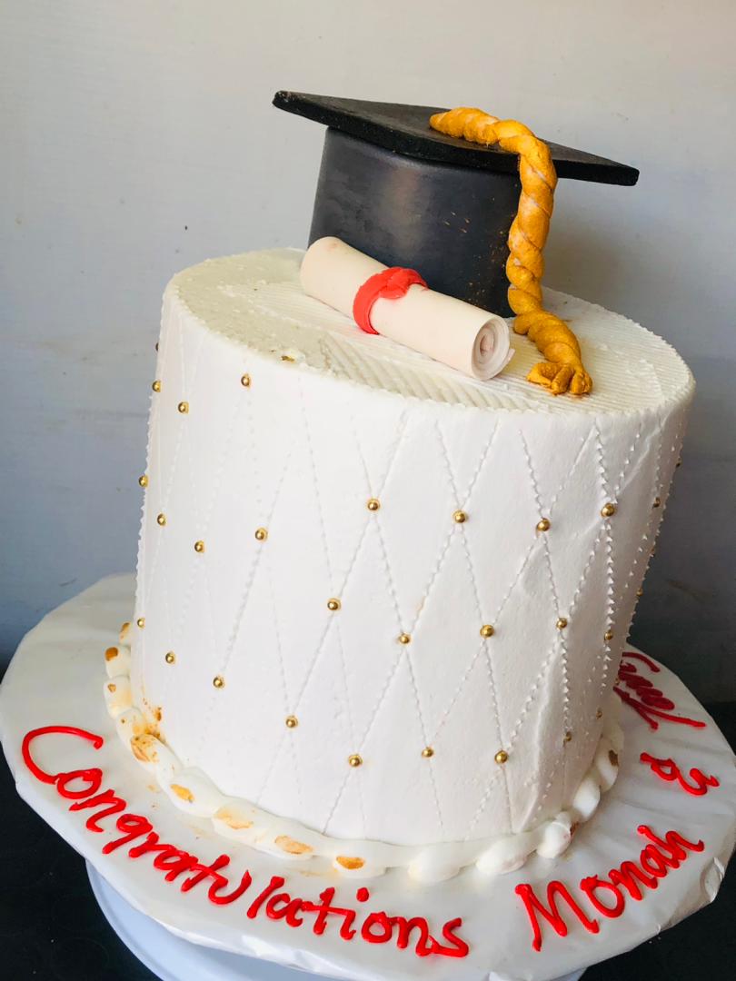 CREAM GRADUATION CAKE 