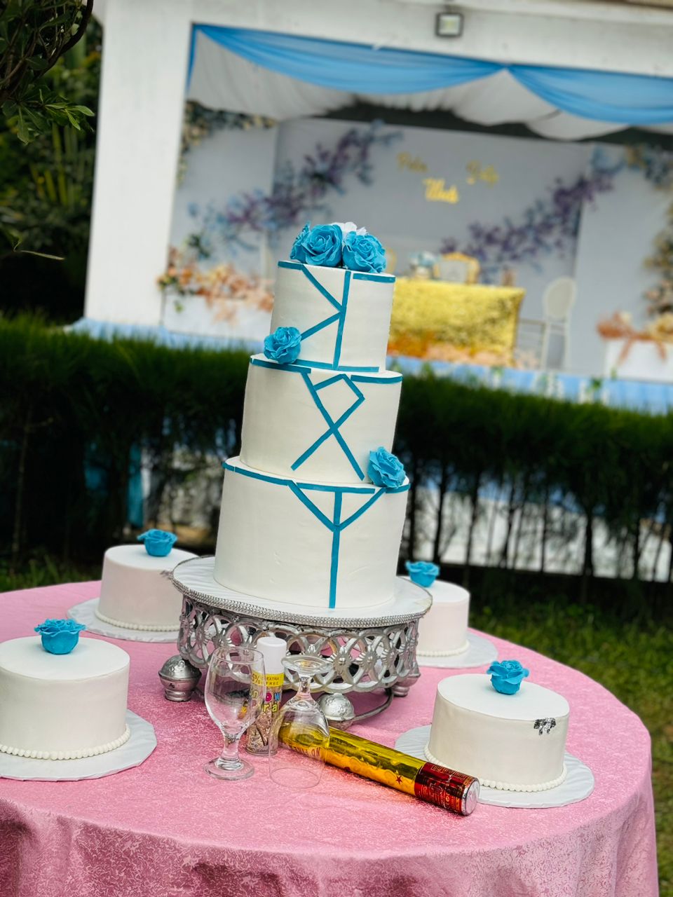 WHITE AND BLUE CENTRE PIECE