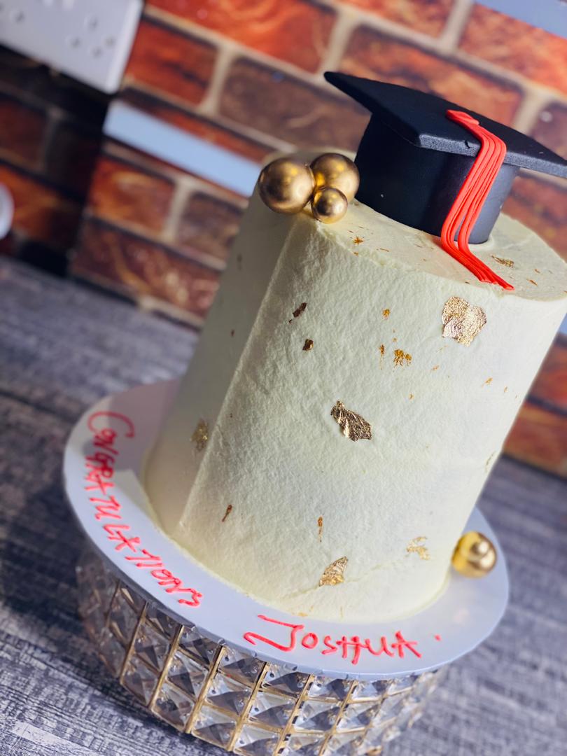 CREAMY GRADUATION CAKE 🎓