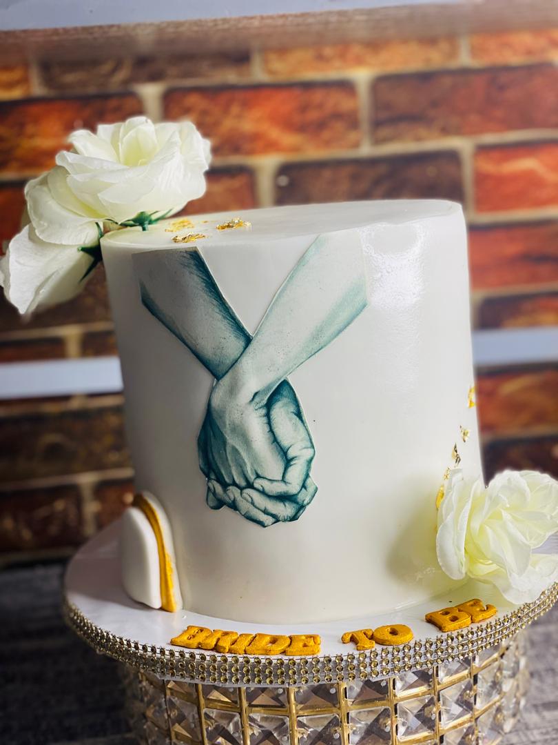 HELD BRIDAL CAKE