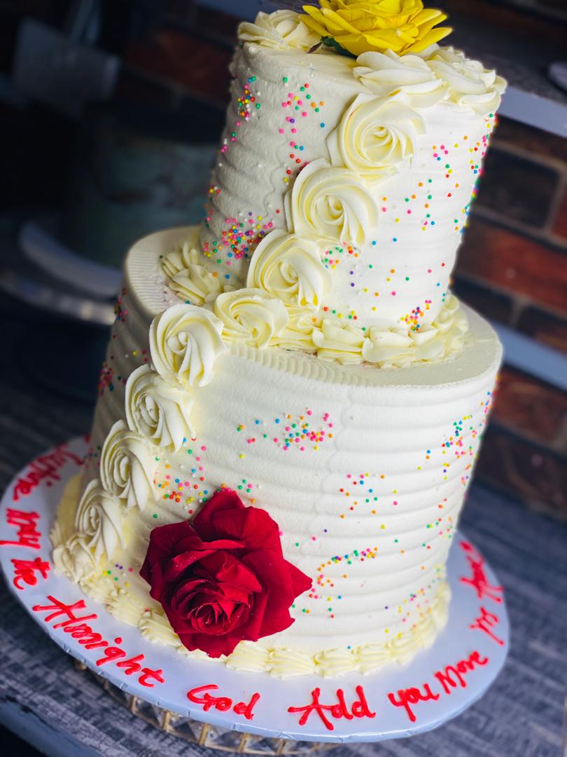 CREAM CAKE WITH A ROSE 