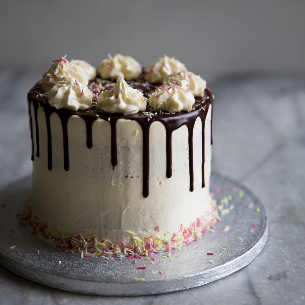 BLACK CHOCOLATE DRIPPING CAKE