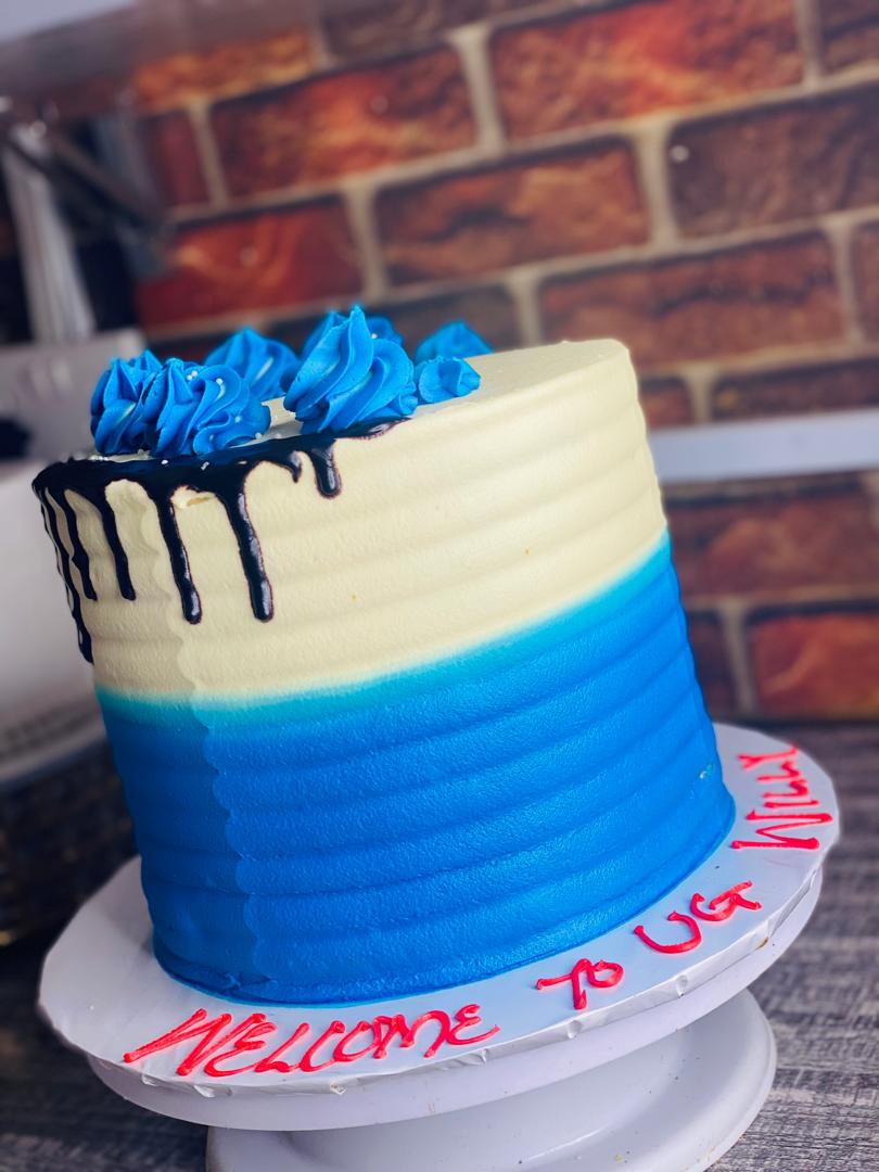 CREAM AND BLUE DRIPPING CAKE 