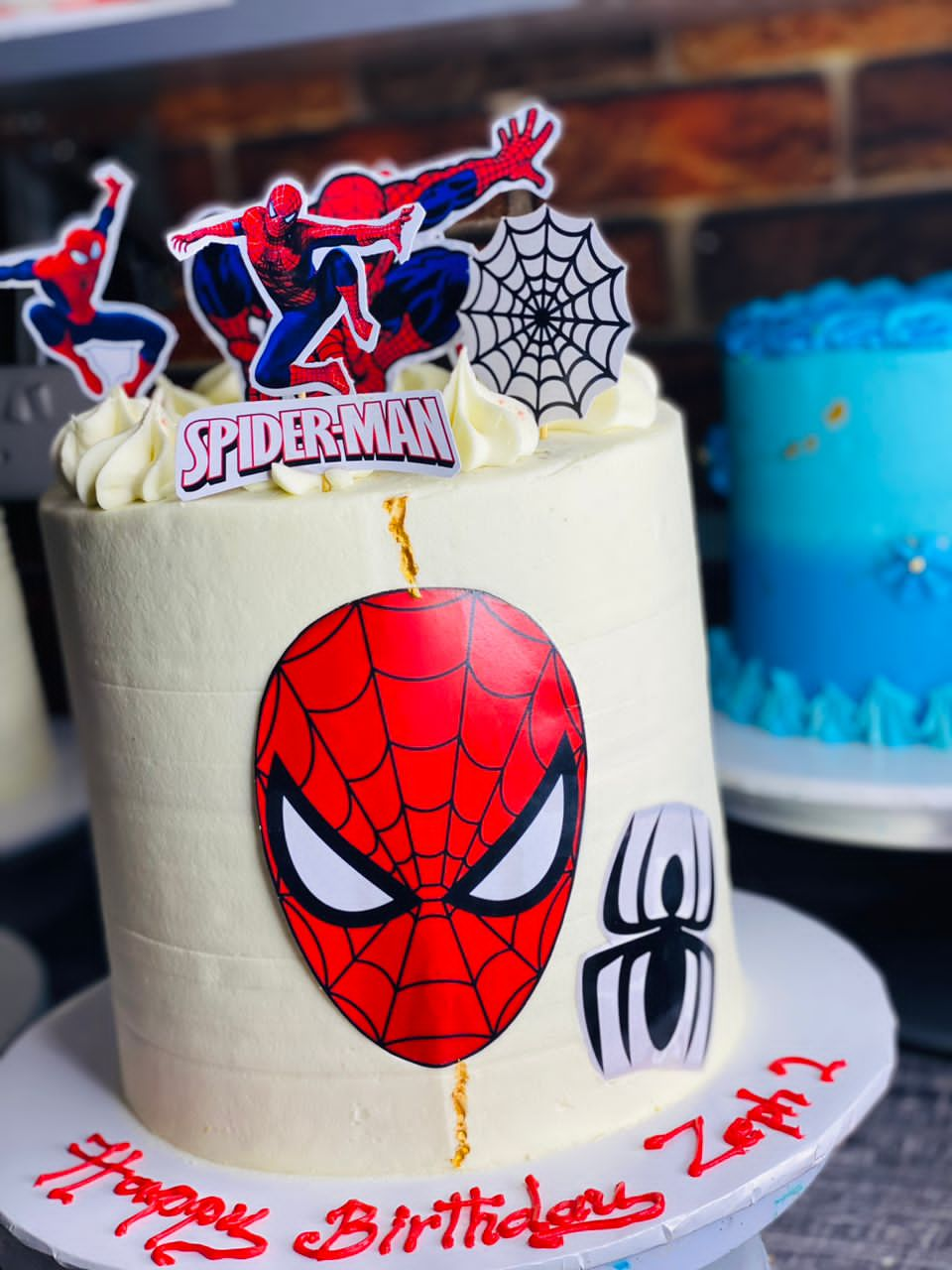 CREAMY CAKE WITH A SPIDERMAN 