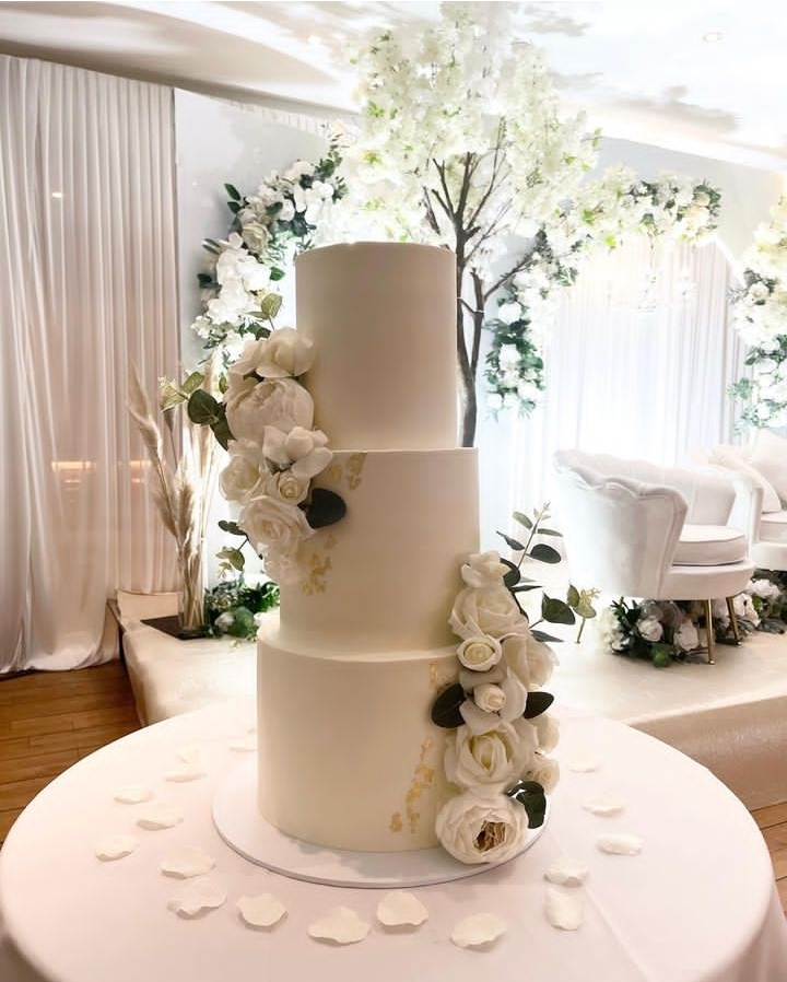 WHITE FLORAL WEDDING CAKE