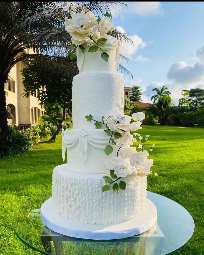 SWEET WHITE WEDDING CAKE 