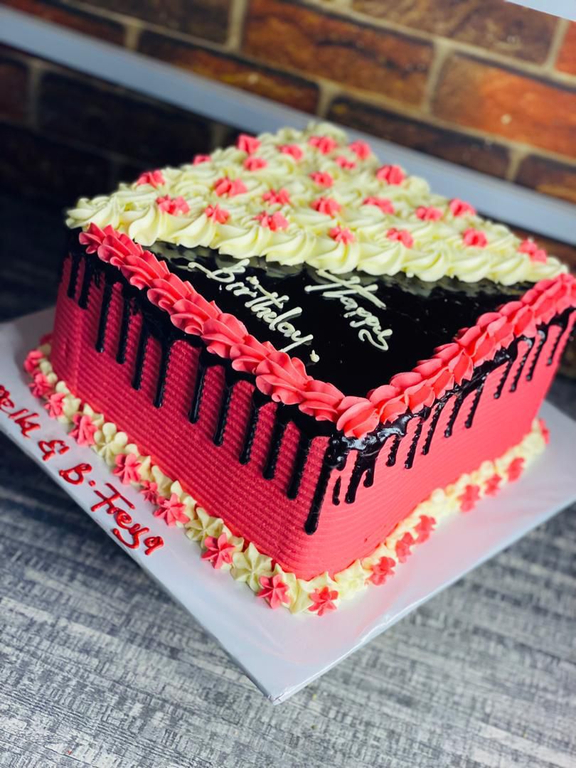 CREAM RED CAKE