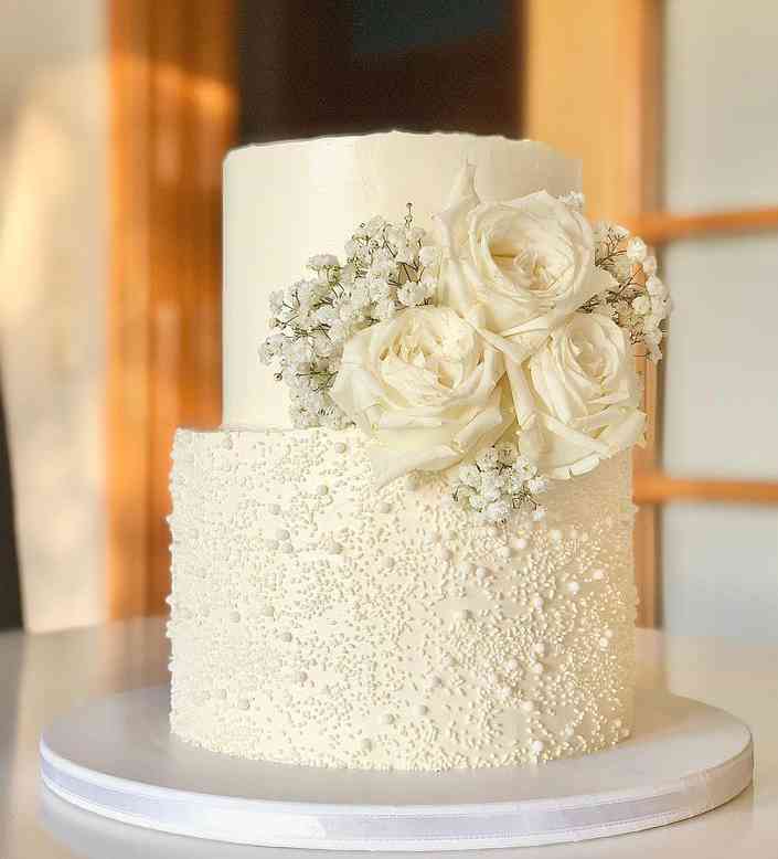 WHITE WEDDING CAKE WITH PLALLS