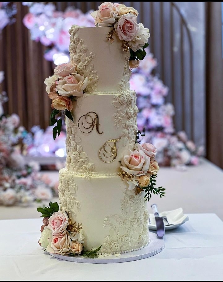 BUEATIFUL CREAM WEDDING CAKE 