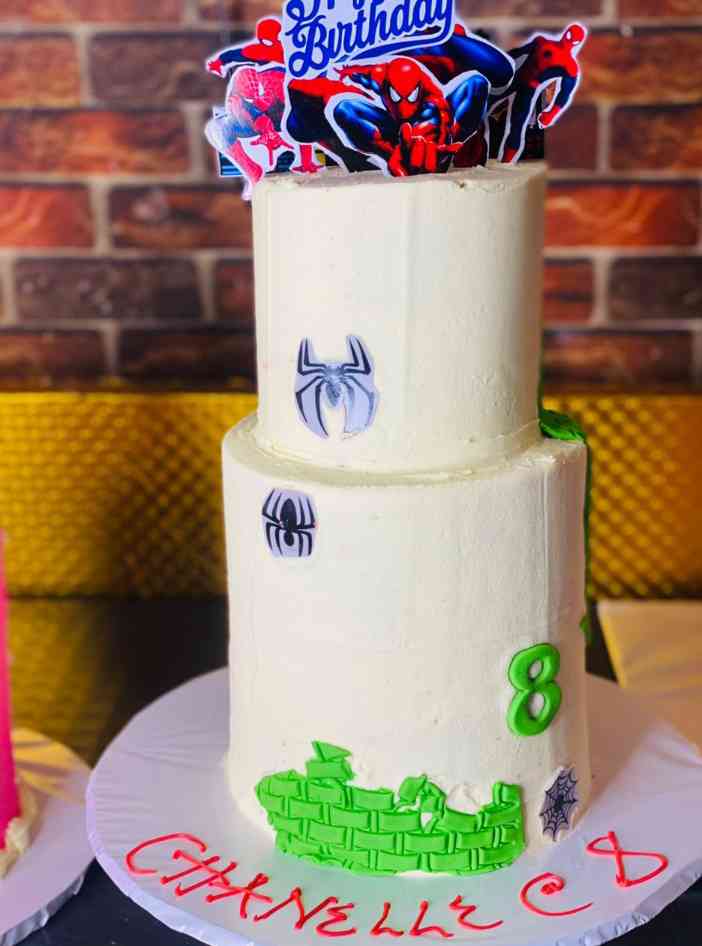 CREAM AND GREEN SPIDER CAKE 