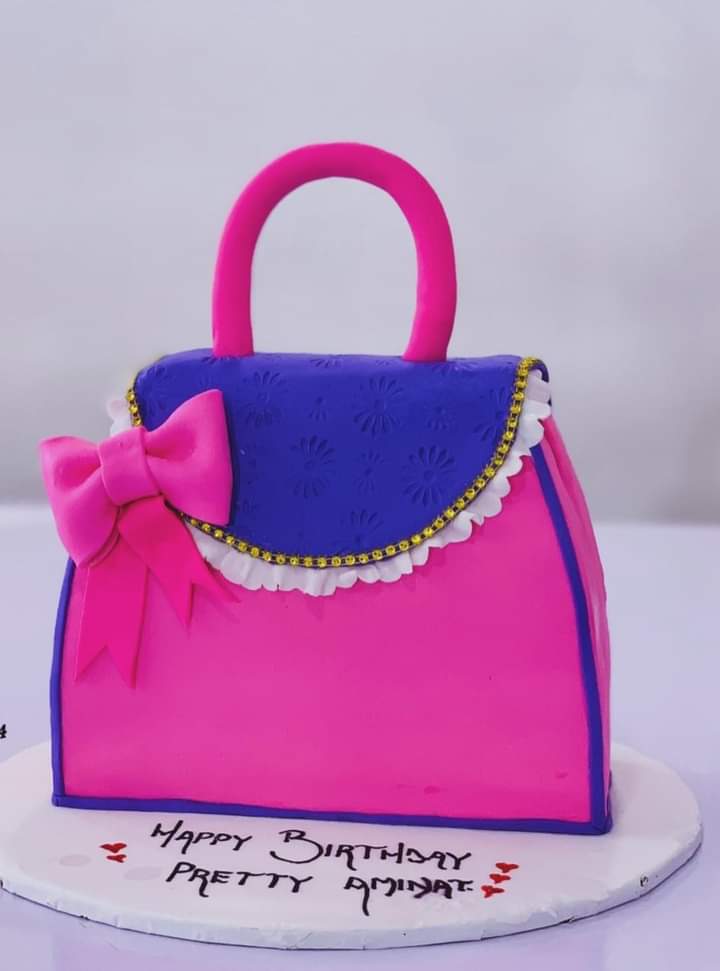 BLUE AND PINK BAG CAKE 