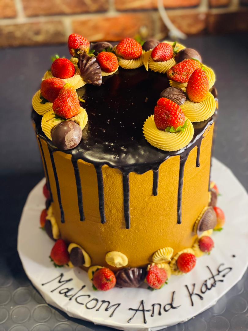 DARK DRIPPING ORANGE CAKE 