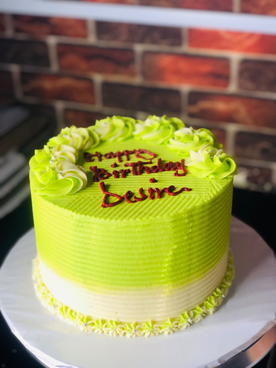 GREEN AND CREAM CAKE 