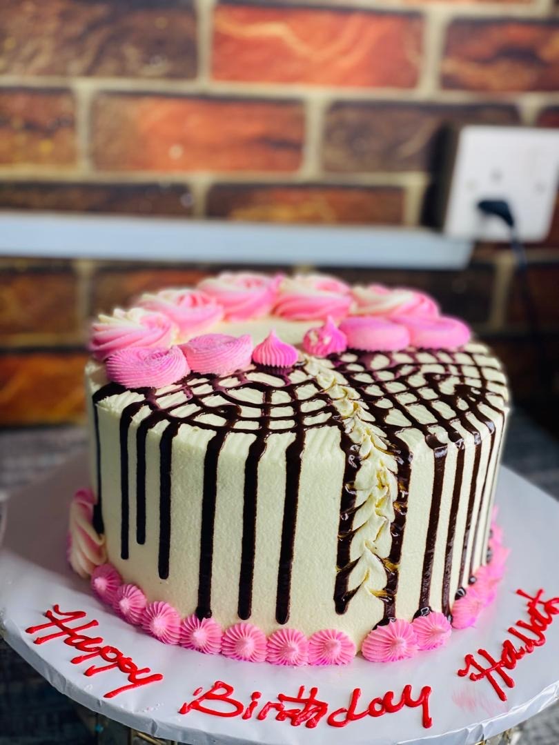 PINK CREAM DRIP CAKE 