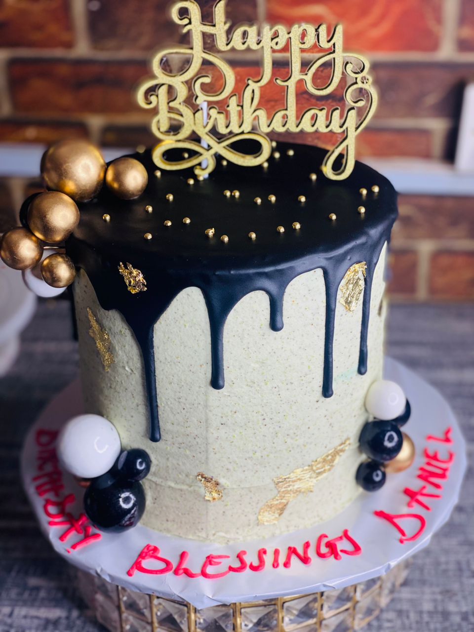 BLACK DRIP CAKE