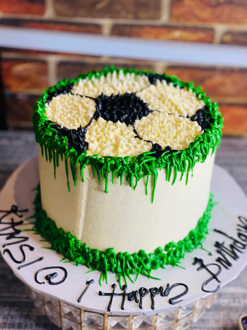 FOOTBALL PITCH CAKE