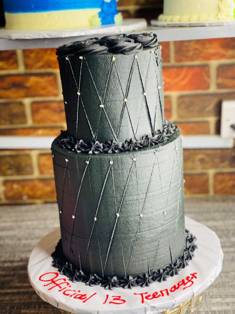 BLACK TIER CAKE 